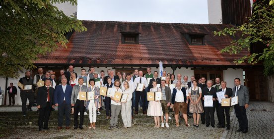 gruppenbild_preistraeger-der-goldenen-bieridee-2021-die-bierkulturregion-niederbayern.jpg