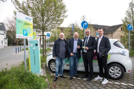 Bei der Einweihung der Ladestation: Uwe Fleischmann, Örtliche Ordnungsbehörde der Gemeinde Bickenbach; Markus Hennemann, Bürgermeister der Gemeinde Bickenbach; Carsten Hoffmann, Vorstand GGEW AG; Sascha Quad, Projektleiter E-Mobilität GGEW AG / Foto: GGEW AG/Marc Fippel Fotografie