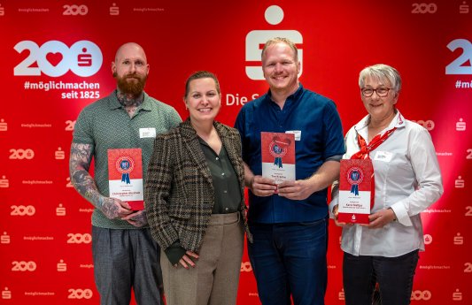 SPK Dr. Sonja Kastin mit Gewinner_innen der Kategorie Alltagshelden und Publikumspreis Bremer Bü.jpg