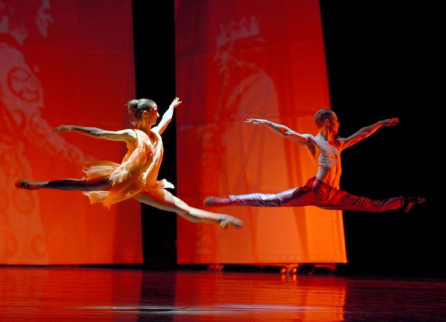 Das Nibelungenlied_Leipziger Ballett_Isis Calil de Albuquerque und Tyler Galster_Premiere 1.JPG