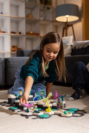 Ravensburger GraviTrax Junior - Spielszene Jungle Girl 2.jpg