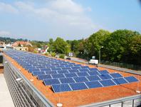 Auch Flachdächer eignen sich zur Strom- und Warmwassererzeugung per Sonnenkraft.