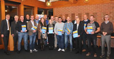 Zum erfolgreichen Abschluss gratulierte Präsident Harald Herrmann (links) den Absolventen, Dozenten und dem Team der Bildungsakademie, Foto: Handwerkskammer Reutlingen