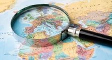Lupe auf Weltkarte. Foto: Adobe Stock | amazing studio