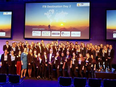 Studierende des Fachbereiches mit Prof. Dr. Conrady (Mitte) auf dem ITB Kongress 2019 / Foto: Jana Heinzelmann