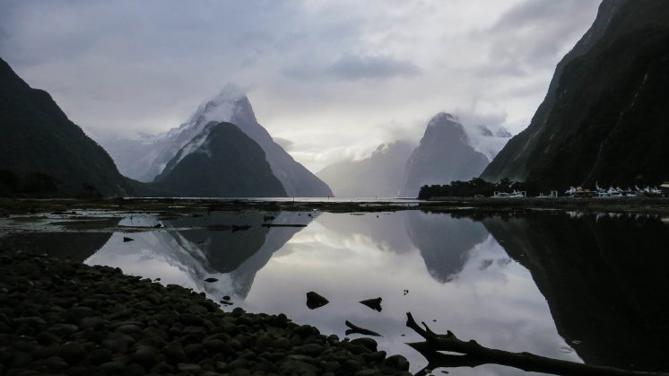Milford Sound ist ein Fjord auf der Südinsel Neuseelands_ 15 km_wichtigste Touristenattrakt.jpg