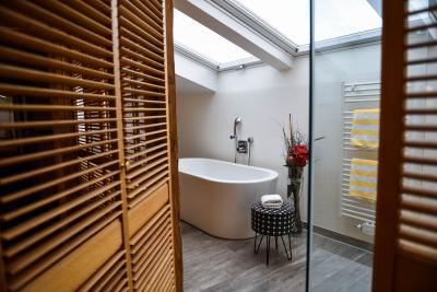 Modernes Bad mit Blick auf die Sterne in der Suite Schwalbennest