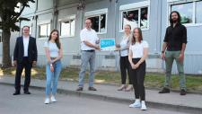 Laura Sauer von der Handwerkskammer Mannheim Rhein-Neckar-Odenwald übergibt das Boris-Berufswahl-Siegel Baden-Württemberg an das Team der Leinbachtal-Schule Dielheim. Fotoquelle: Handwerkskammer Mannheim Rhein-Neckar-Odenwald