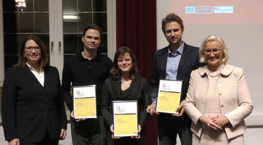 Ulrike Westkamp (Bürgermeisterin der Stadt Wesel, l.) und Sigrid Baum (Jury-Vorsitzende und Vorsitzende Presseclub Niederrhein, r.) mit den Preisträgern Björn Stephan (2.Platz), Anja Reumschüssel (3.Platz) und Dominik Stawski (1.Platz),Foto: Mustafa Gülec