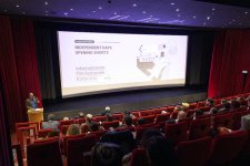 Festivalleiter Dr. Oliver Langewitz bei seiner Begrüßungsansprache.