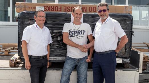 Bertram Krainz (links) und Otmar Knoll (rechts) gratulieren John Sautter zum Gewinn des Whirlpools