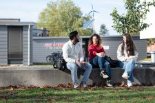 Drei Studierende der TH Lübeck nutzen die Pause zwischen den Vorlesungen auf dem Campus