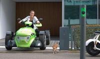 Ein Beispiel für nachhaltige Mobilität: der elektrisch angetriebene AtTrack TE 700, der weltweit einzige Dreisitzer in Reihe, der den Fahrspaß eines Motorrads mit der Sicherheit eines vierrädrigen Pkws vereint und kostbare Umweltressourcen schont