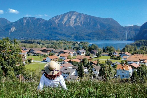 Blick_ueber_Schlehdorf_und_Kochelsee_Schlehdorf_am_Kochelsee.jpg