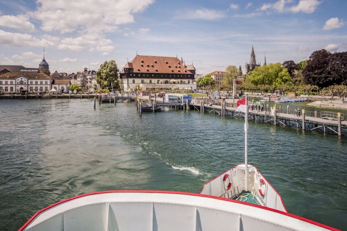 Konstanz-Hafeneinfahrt-vom-Schiff-01_Fruehling_Copyright_MTK-Dagmar-Schwelle.gif