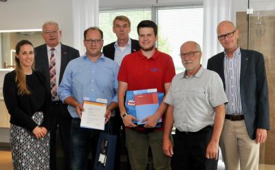 (v.l.n.r.) Patricia Griener, Geschäftsführerin der Kreishandwerkerschaft Sigmaringen, Siegmund Bauknecht, Kreishandwerksmeister, Manuel Nabenhauer, Geschäftsführer und Ausbilder, Harald Herrmann, Präsident der Handwerkskammer Reutlingen, Lehrling Simon Pröls, Hermann Dreher, Vorstandsmitglied der Handwerkskammer Reutlingen und Dr. Joachim Eisert, Hauptgeschäftsführer der Handwerkskammer Reutlingen bei der Urkundenübergabe / Foto: Handwerkskammer Reutlingen