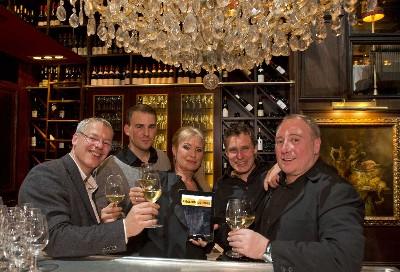 Gute Stimmung bei der Eröffnung der ersten Riesling-Lounge im Frankfurter Restaurant Zarges. Unser Bild zeigt v.l.: Ernst Büscher, DWI, Winzer Friedrich Becker, Birgit Zarges, Winzer Daniel Wagner und Hans-Peter Zarges