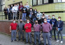 Insgesamt 20 Teilnehmer starten im Dachdecker-Bildungszentrum Berlin den weiteren Weg nach 