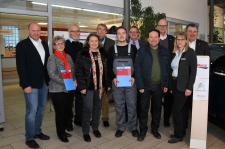 Manuel Schneller, der sich zurzeit auf die Abschlussprüfungen vorbereitet, gemeinsam mit seinen Eltern Stefanie und Dieter (Bildmitte), umrahmt von Geschäftsführer Bernd, den Seniorchefs Lotte und Gerhard Merz auf der linken Seite und Geschäftsführerin Kerstin Döberin rechts außen. Präsident Harald Herrmann, Ausbildungsberater Michael Wittich, Hauptgeschäftsführer Dr. Joachim Eisert von der Handwerkskammer und Jürgen Greß von der Kreishandwerkschaft gratulierten zur Auszeichnung. Foto: Handwerkskammer