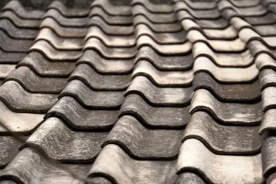 Selbst gepresste Betondachsteine und eine „schwungvolle“ Verlegetechnik. Foto: Kunzendorf