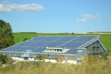 Dachflächen von gewerblich genutzten Gebäuden können zur Energiegewinnung eingesetzt und der so erzeugte Strom selbst genutzt werden.