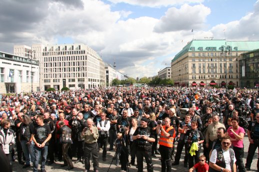 Abschlußkundgebung auf dem Pariser Platz - Foto BU-Matthias Lawyer Münch.JPG