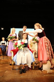 Bayerische-Bierkoenigin-2017-2018-Lena-Hochstrasser-übernimmt-die-Krone-von-Sabine-Anna-Ull.jpg