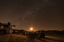 Wenn die Sonne hinter den Dünen Namibias versinkt, kommt der glitzernde Sternzauber