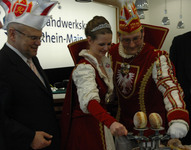 Handwerkskammerpräsident Bernd Ehinger mit den Frankfurter Prinzenpaar beim Befüllen der Kreppel