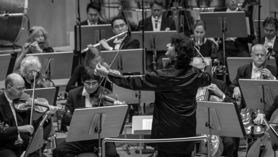 1. Preisträger Hossein Pishkar dirigiert Gürzenich-Orchester Köln im Finalkonzert 2017 (c) WDR_T.jpg