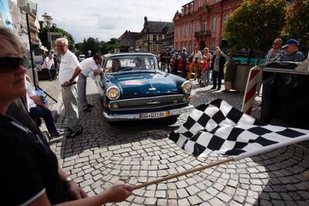 Opel Kapitän 1962 mit Panorama-Windschutzscheibe bei der Zieleinfahrt der Paul Pietsch Classic 2013