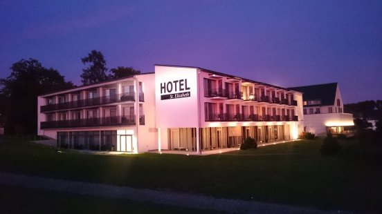 HSE_2017-11_1_Hotelansicht_neu_bei_Nacht_16x9cm_300dpi_Nachweis_Hotel_St_Elisabeth.jpg
