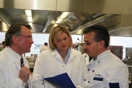 Julia Klöckner, Parlamentarische Staatssekretärin im Bundesernährungs-ministerium, Manfred Keller, Leiter Gastronomie und Services Daimler Trucks und Steffen Stadler, Leiter Betriebsrestaurant Werk Wörth beim Rundgang durch die Betriebsküche des Mercedes-Benz Werks Wörth