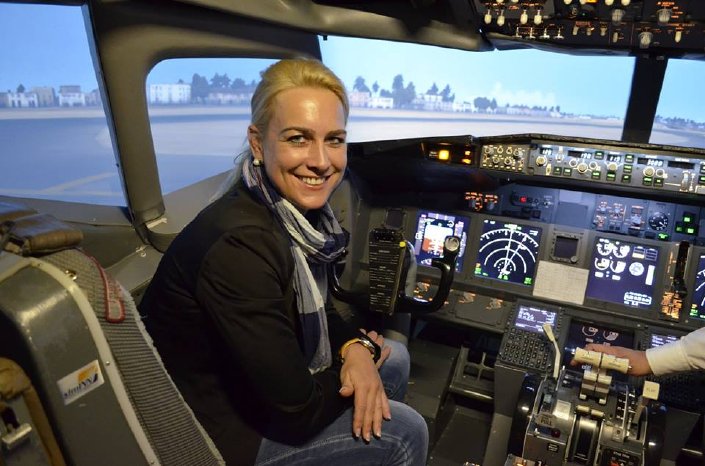 Flugsimulator Stuttgart - Petra Porsch im Cockpit..jpg
