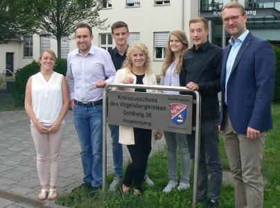 (von links): Ausbildungsleiterin Julia Weißmüller, Grzegorz Wozniak, Timo Walper, Luisa-Marie Schübele, Christin Happ, Simon Möller und Ersten Kreisbeigeordneten Dr. Jens Mischak (Foto: Sabine Galle-Schäfer/Vogelsbergkreis)