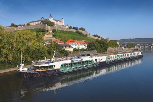 LadyDilettaWuerzburgmitFestung klein.jpg