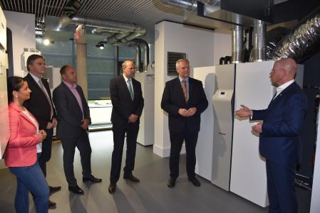 Frank Jahns, Geschäftsführer der deutschen Vertriebsgesellschaft von STIEBEL ELTRON (rechts), präsentierte den Besuchern den Energy Campus und das Produktportfolio des Unternehmens - hier die All-in-One-Haustechniklösung für den Einfamilienhausneubau, die LWZ. Aufmerksame Zuhörer sind (von rechts) Minister Björn Thümler sowie seine lokalen CDU-Kollegen Thomas Juncker, Michael Schünemann, Uwe Schünemann und Tanya Warnecke