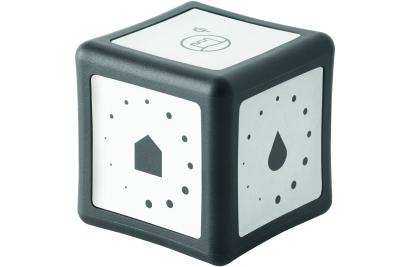 Der Bedienwürfel RL40 Cube macht das Lichtkonzept des RL40 Spiegelschranks zu einer runden Sache: Mit seinen alufarbigen Symbolfeldern erschließt er dem Badnutzer mit spielerischer Leichtigkeit den Comfort digitalen Wohnens. Mit dem Cube wird die Produktreihe RL40 Room Light von burgbad um ein Bedienelement ergänzt, das Wireless in das RL40 Lichtnetzwerk integriert werden kann. (Foto: burgbad)