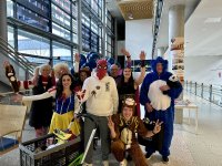 In bunten Kostümen sind Mitarbeitende des Klinikums Karlsruhe am Fastnachtsdienstag durch die Kinderkliniken gezogen.