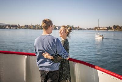 Konstanz Bodensee Schifffahrt BSB Ausflug Liebespaar Deck Blick auf Konzil Segelboot - Herbst, Copyright MTK Dagmar Schwelle