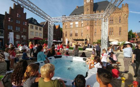 Sommerfeeling auf dem Kalkarer Marktplatz. So lässt es sich auch ohne Urlaubsplanung aushalten. HERRLICH! – Foto aufgenommen bei der Eröffnung der Rot-Weißen Nacht