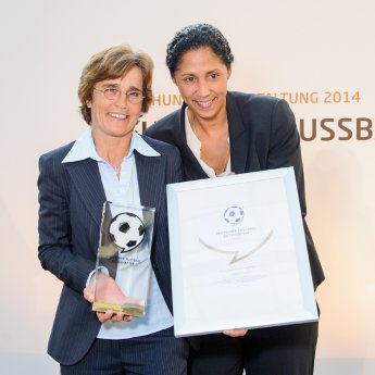 Monika Staab und Steffi Jones_ © Deutscher Fußball Botschafter.jpg