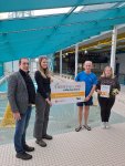 Urkundenübergabe im Hallen- und Freibad Wingst (v.l.n.r: Frank Thielebeule, Marie v. Borstel, Cuxland Tourismus, Kai Reimers, Rica Meyer)