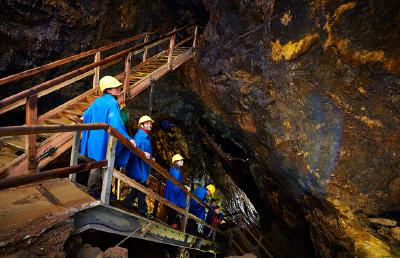 Geheimnisvolle Tiefe: Am Silberberg im niederbayerischen Bodenmais können Gäste in Bergmannskluft den mehr als 600 Meter langen Barbarastollen erkunden. Seit dem 12. Jahrhundert wurden hier verschiedenste Erze und Mineralien gefördert. Foto: obx-news
