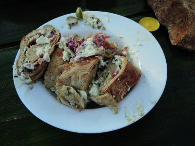 Mit Schinken, Käse und Oliven gefülltes, selbstgebackenes Brot.