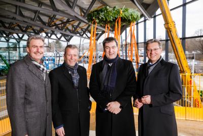 Freuten sich schon beim Richtfest auf die neue Halle 3C: Peter Ottmann, CEO der NürnbergMesse, der Vorsitzende des Aufsichtsrats der NürnbergMesse, Oberbürgermeister Dr. Ulrich Maly, der stellvertretende Aufsichtsratsvorsitzende der NürnbergMesse, Staatsminister Dr. Markus Söder und Dr. Roland Fleck, CEO der NürnbergMesse. Auch Bayerns ehemaliger Ministerpräsident Günther Beckstein war unter den Gästen. Foto: obx-news/NürnbergMesse