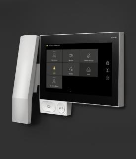 Der iF Design Award 2019 ist die vierte Prämierung für Siedle Axiom: das Panel in der Ausführung als Wandgerät mit Hörer in Signalweiß / © S. Siedle & Söhne
