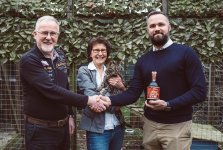 Vorstandsmitglieder der Katzenhilfe Bremen e.V., Henning Meyer und Petra Stefan,
mit Sebastian Herrmann, Verkaufsleiter Gastronomie & Fachhandel von Kirsch Import (v. l. n. r.)