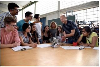 Erleben die Berufsschullehrerausbildung ganz praktisch: Die Teilnehmer beim Schülercampus spezial 2017 mit ihren Betreuern Dr. Matthias Holl (l.), Gül Tekcan (4. v. r.) und Berufschullehrer Rainer Hertle (2. v. r.) in der Maschinenbauschule Landshut