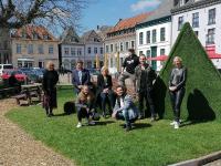 Reihe hinten: Dr. Britta Schulz (Schirmherrin der TinyTalesCon 2021 und Bürgermeisterin der Stadt Kalkar), Dominique van Keeken (Wunderland Kalkar), Marion Fett Walter (Hauptsponsor Fett & Wirtz), Filip Zalewski (Veranstalter TinyTalesCon 2021), The Shark (Moderator), Ganz rechts: Sabine Blum (Hauptsponsor Fett & Wirtz), Reihe vorne: Lara John (Covergirl), Daniele Negroni (2. Platz DSDS und DSCHUNGELCAMP)